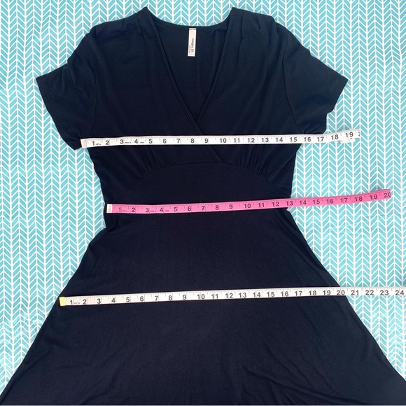 Magic Fit Black Short Sleeve Empire Waist V-Neck Fit and Flare Dress, Medium - Picture 14 of 16